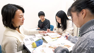 教員の研究室での指導の様子